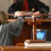 Soluţionarea cererilor prin care se solicită de către reclamanţii având funcţia de grefieri cu studii superioare, acordarea indemnizaţiei de instalare | Practică neunitară