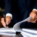 O clauză dintr-un contract de prestări de servicii juridice încheiat între un avocat și un consumator prin care se stabilește prețul pe baza unui tarif orar, fără a cuprinde alte precizări, nu îndeplinește cerința de a fi clară și inteligibilă | Decizia CJUE