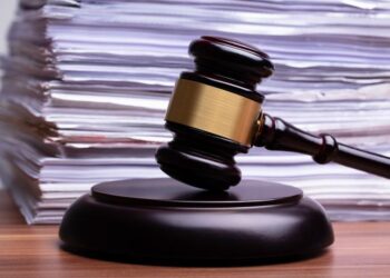 Măsurile pentru finalizarea procesului de restituire, în natură sau prin echivalent, a imobilelor preluate în mod abuziv în perioada regimului comunist în România, astfel cum au fost modificate prin Legea nr. 219/2020  şi-au încetat efectele şi nu mai pot constitui temei juridic pentru cauzele aflate pe rolul instanţelor judecătoreşti având ca obiect decizii de compensare emise anterior intrării în vigoare a legii modificate | Jurisprudență ÎCCJ