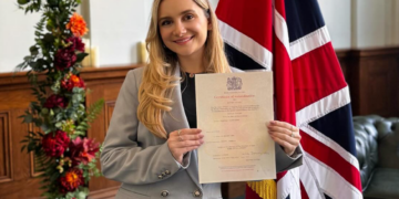 Orădeanca, lider al generației de absolvenți 2015, a devenit cetățean britanic. A dublat sute de personaje de desene animate. A fost și Barbie