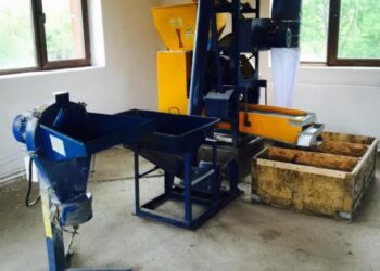 Moarte cumplită. Un salontan de 53 de ani  a murit dupa ce a fost prins într-un utilaj de măcinat porumbul