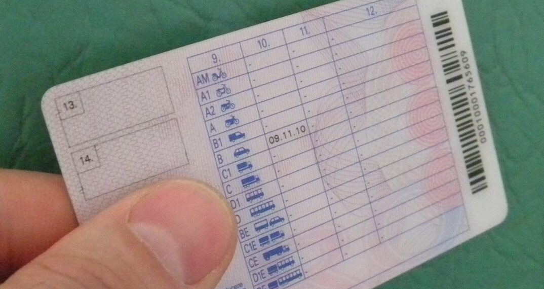 Klaus Iohannis a sesizat CCR privind Legea ce permite posesorilor de categoria B să conducă anumite tipuri de motociclete  