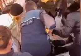 Preot, cercetat după ce s-a întins în fața porții cimitirului să împiedice o înmormântare