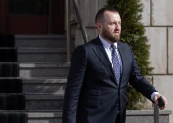  30.000 de euro sau o casă pentru a-și trafica presupusa influență asupra unui procuror 