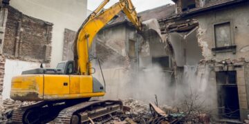 Calitatea procesuală activă de formulare a cererilor având ca obiect obligarea pârâtului la desființarea construcțiilor realizate nelegal | Practică neunitară
