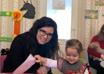 Orădeanca Cristina Avrigeanu deschide cursurile la “Școala părinților de azi”. 4000 de părinți  în bănci