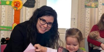 Orădeanca Cristina Avrigeanu deschide cursurile la “Școala părinților de azi”. 4000 de părinți  în bănci