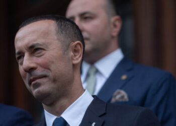 Percheziții acasă la un lider liberal și la CJ. Procurorii descind la un apartament de 800 de mp dintr-un cartier de lux, pentru care ar plăti 6.000 de euro chirie lunară