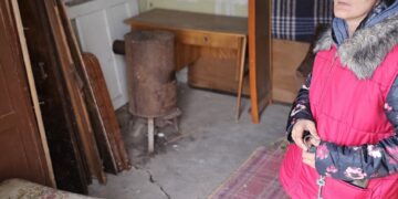 A crescut la „casa de copii”, acum trăiește într-o casă fără curent și fără încălzire