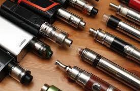 Minorii nu vor mai putea cumpăra țigări electronice, iar în spațiile publice nu se va mai putea fuma