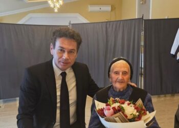 Primarul Török László cu flori la petrecerea de 100 de ani a doamnei Kozák Julianna. Sărbătorita, soția unui meșter tocilar vestit, a vândut zeci de ani în piață