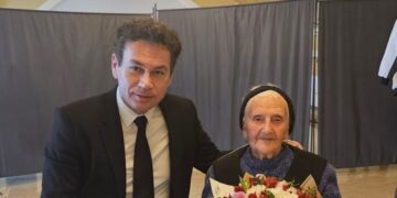 Primarul Török László cu flori la petrecerea de 100 de ani a doamnei Kozák Julianna. Sărbătorita, soția unui meșter tocilar vestit, a vândut zeci de ani în piață