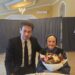 Primarul Török László cu flori la petrecerea de 100 de ani a doamnei Kozák Julianna. Sărbătorita, soția unui meșter tocilar vestit, a vândut zeci de ani în piață