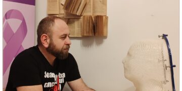 Mască termoplastică purtată de Sandu Dascăl, co-fondator Asociația Buni Prieteni, în lupta câștigată cu cancerul, vedetă în expoziția de la Casa Darvas