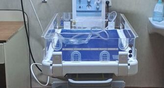 Un incubator pentru micuții care necesită resuscitare în primele clipe de viață, donat Maternități Oradea de Asociației pentru micuțul Noel