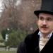 Povestea orădeanului care la 20 de ani e figură emblematică în București. Aerul de marchiz de secol XIX al studentului de la Istoria Artei trezește curiozitatea