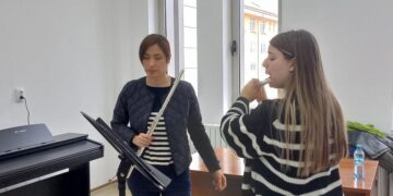 Profesoara care de 12 ani vine de la Viena la Oradea să țină cursuri de măiestrie spune că unii elevi au evoluție fabuloasă, iar nivelul lor este comparabil cu cel al studenților universităților vestice. „Nu obișnuiesc să exagerez, dar ceea ce s-a realizat aici, la Universitatea din Oradea, nu pot descrie în cuvinte„