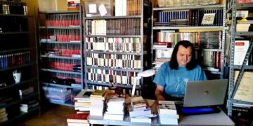 Reclamat la Asociația de proprietari că are prea multe cărți în casă și s-ar putea dărâma blocul