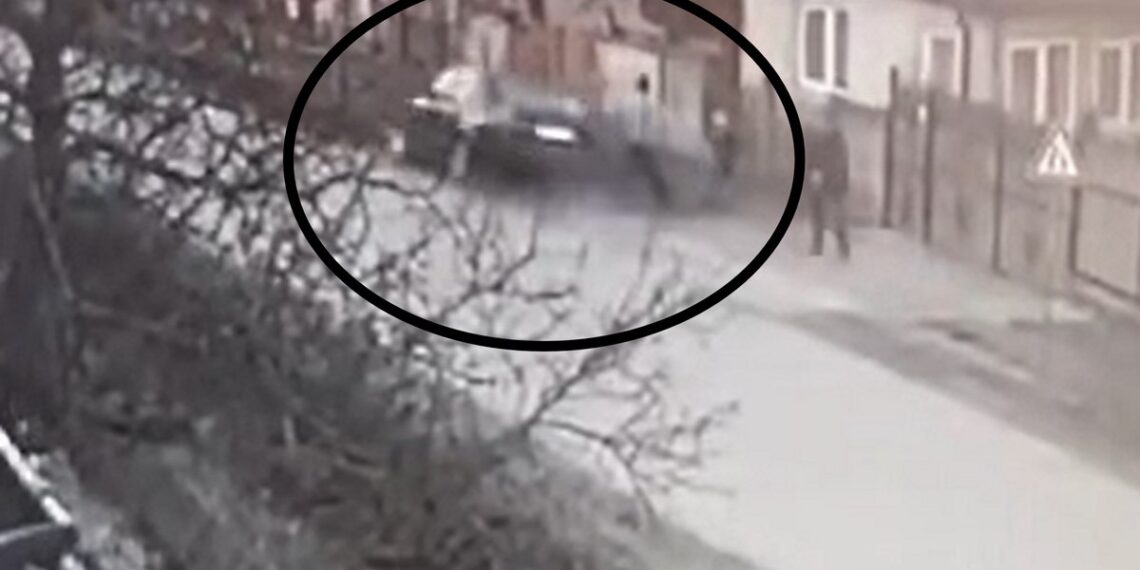 Bărbatul care ar fi vrut să-și omoare un consătean, care își ducea copilul de 2 ani în brațe, cu mașina rămâne în arest