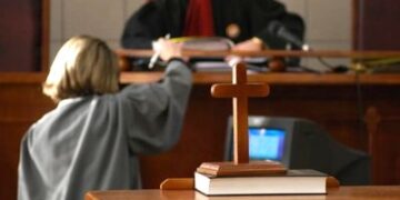 Un grefier și-a asumat calitatea de procuror și a emis o ordonanță de clasare