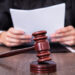 Dispozițiile referitoare la judecătorul care a pronunțat o încheiere interlocutorie sau o hotărâre prin care s-a soluționat cauza nu poate judeca aceeași pricină în apel, recurs, contestație în anulare sau revizuire sunt constituționale