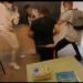 Elevii unui colegiu din Oradea trebuie să-și plătească daune morale după ce s-au bătut în clasă de față cu diriginta