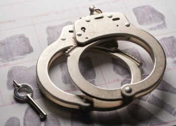 Recidiva internaţională în situaţia existenţei unei condamnări definitive dispuse de o instanţă străină se poate realiza numai în urma parcurgerii procedurii de recunoaştere a hotărârii străine de condamnare exclusiv pe cale incidentală, iar nu pe baza menţiunilor existente în sistemul european al cazierului judiciar