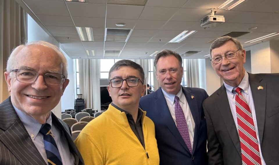 Judecătorul Jeff Moseley, Dan Hunter – ministrul adjunct al agriculturii din Texas, și Rick Rhodes, coordonator la Texas Rural Funders  au explicat la Universitatea Emanuel cum a ajuns Texas-ul lider în rândul statelor cu cele mai multe companii din Fortune 500
