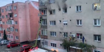 Incendiu la un bloc de locuințe din Aleșd