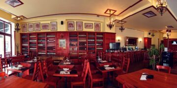 Patronul unui cunoscut lanț de restaurante a concediat toți angajații asiatici: Nu se spală pe mâini. Pentru ei, a trăi cu un gândac e parte din viața lor normală!