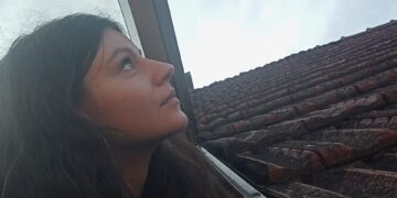 Cine e Laura Drăghiciu, tânăra care a emigrat din America și e studentă la Oradea. Azi se prezintă într-o expoziție