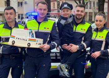 Copilul care își  dorește să devină polițist și are și propria uniformă, petrecere -surpriză. Cu poliția la ușă