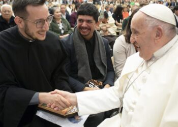 Preotul bihorean care i-a dus Papei scrisoarea  unui copil de aproape 5 ani, Francisc, numit așa în cinstea vizitei Sanctității Sale în România
