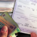 Pensionarii, țepuiți de un avocat. Oamenii dau până și banii de înmormântare