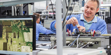 Americanii care produc electronice pentru apărare și domeniul aerospațial caută 140 de angajați în Oradea