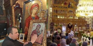 Preot, înlăturat de Mitropolia Ardealului, e acuzat de fraudă și înșelăciune. Învinuit că producea ”mir sfânt” în subsolul bisericii și mințea enoriașii că le trimite pomelnicele la Athos, pe bani