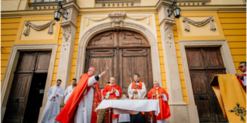 Credincioșii romano-catolice sărbătoresc Duminica Floriilor.În faţa Catedralei Episcopale va fi oficiată slujba de sfinţire a ramurilor de către PS Böcskei László. „Calea Sfintei Cruci”în grădina Palatului Episcopal