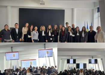 Sala de curs a Facultății de Drept din Oradea a devenit sală de judecată  pentru elevii din Bihor