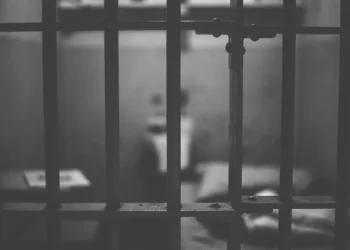Constituționalitatea dispozițiilor referitoare la posibilitatea dispunerii suspendării executării pedepsei sub supraveghere, dacă aplicarea pedepsei a fost inițial amânată, dar ulterior amânarea a fost revocată