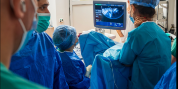 Operație în premieră regională la Oradea. Au avut suportul medicului care a învățat de  la inventatoarea metodei, dr. Victoria Rey în Sevilla