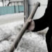 Bărbatul care a intrat în curtea unei femei din Roșiori amenințând cu parul că „eu omor pe toată lumea” și a lovit-o până a leșinat, condamnat. Era bănuit de soție că are o relație cu fiica victimei