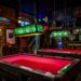 Bărbatul care a făcut sex cu o femeie pe o masă de biliard dintr-un bar din Buntești scapă de pușcărie. S-ar fi amuzat pe tot timpul audierilor