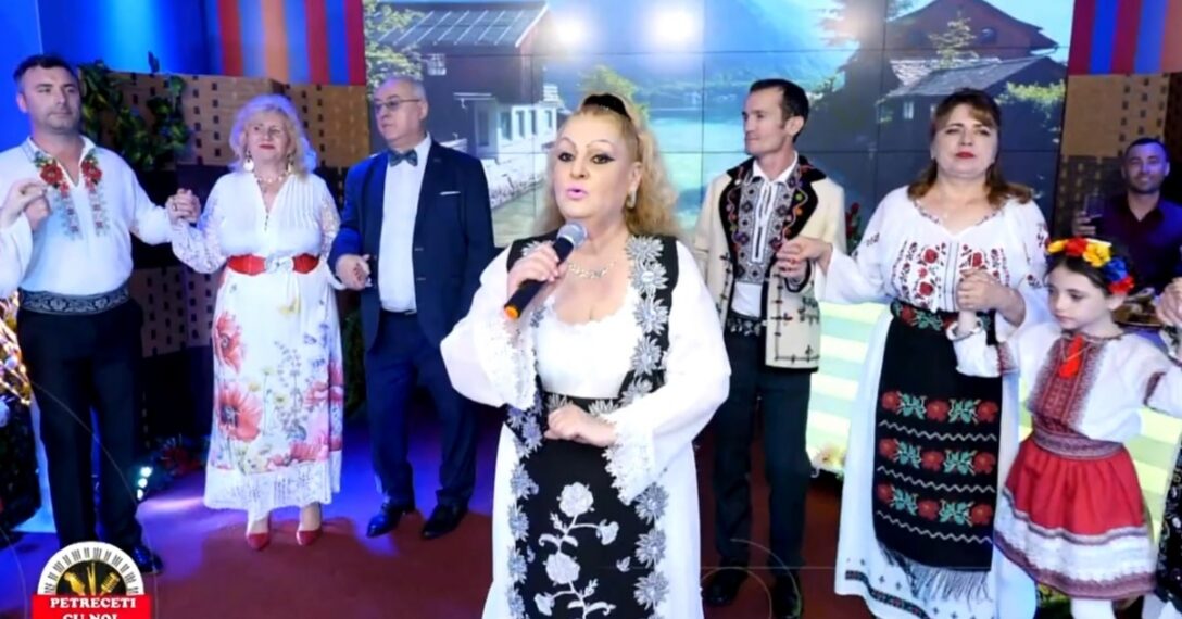 Cântăreață scuipată și înjurată  în timp ce filma o emisiune pentru Paște