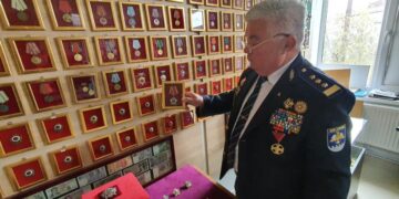 Colonelul care a intrat de două ori în Cartea Recordurilor își etalează la Oradea colecția de monede de aur și argint