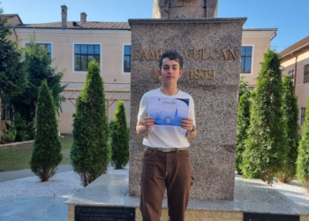 Pasionat, ambițios, perseverent, inteligent. Vulcanistul David Hora, a treia calificare la etapa națională a Olimpiadei de Limba franceză. El studiază mate-info intensiv