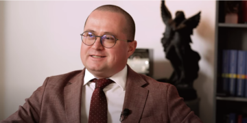 În culisele avocaturii penale cu celebrul Răzvan Doseanu: De la stagiatură la succes. Există riscul ca avocatul să devină o țintă numai pentru că are un anumit client important