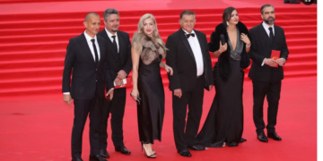 Regizorul-preot Mega: „Am slujit la Kremlin cu aprobarea patriarhului Kiril.Când slujesc în afara țării, sunt primit, întotdeauna, cu drag. Am slujit și în parohiile Patriarhiei Ecumenice, și în Patriarhia Alexandriei, și în Orthodox Church of America, în Grecia, în Cipru. Niciodată nu mi s-a cerut «binecuvântare» de la episcopul Oradiei. Sunt un preot cunoscut și merg acolo unde sunt invitat”