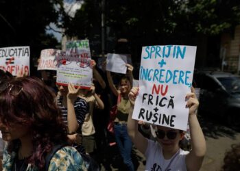 Consiliul Național al Elevilor cere candidaților la primării să-și asume, prin scrisori de angajament, că vor asigura transport gratuit pentru toți elevii 