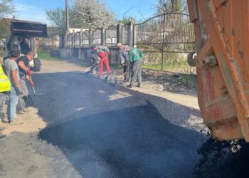 GALERIE. Se toarnă un nou strat de asfalt pe drumurile din Lugașu de Sus