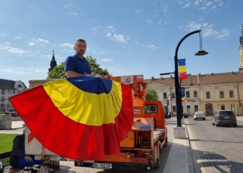 130 de cocarde,  peste 300 metri liniari de șiraguri de ghirlande tricolore și peste 100 de steaguri dau culoare orașului în preajma sărbătorii de 20 aprilie. Programul evenimentului